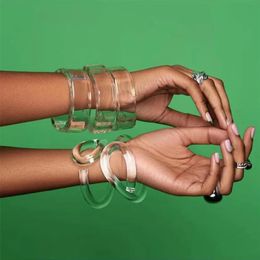 Diseño de moda Brazalete de brazalete en forma de E resina acrílica transparente para mujeres Joyas de mano de manejo de mano abierta geométrica 240430