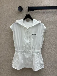 Design de mode Veste à crampons de couleur blanche Femmes Veste sans manches à capuche à capuche à capuche 2024