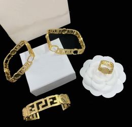 Diseño de moda Pendiente Pulsera Cuadrado calado grabado Grecia Meandro Patrón Banshee Medusa Cabeza 18K Chapado en oro Cumpleaños Festivo Fiesta Regalos MS8 --07