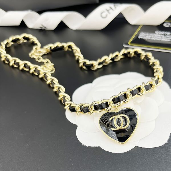 Diseñador de moda 18k chapado en oro cadena de bordillo collares pendientes marca de lujo doble letra geométrica negro melocotón corazón suéter cadenas para hombre collar para mujer 2024