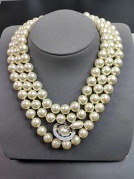Collier ras du cou de créateur de mode de 38 cm à trois rangées de perles avec pendentif Saturne coloré Vivan*Vestwood Collier 1990 Portrait Series Collier pendentif avec boîte cadeau
