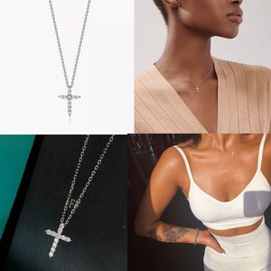 Modeontwerper Amulet ketting Amulette Lucky Cross -hanger in platina met diamanten mini -kettingen voor dames sieraden valentijnsdag cadeau vrouwen kettingen