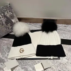 Nouveau chapeau tricoté de créateur de mode automne et hiver avec velours de lapin et boule de fourrure de renard pour une super belle chute et usure. Site officiel de la mode version artisanale 1:1