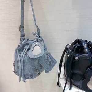 Mochila de diseñador de moda para mujer, bolso vintage de mezclilla con remaches para motocicleta, bolso tipo cubo con cordón, bolso para axila