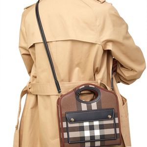 Modeontwerpertas Nieuwe hoogwaardige stijlvolle handtas voor mannen en vrouwen, maat 23X26 Opvouwbare geschenkdoos draagtas