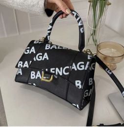 Bolsas de diseñador de moda pequeñas mini bolsas de reloj de arena para mujeres bolsos de compras billetera de lujo de lujo cuero con letra B B2330