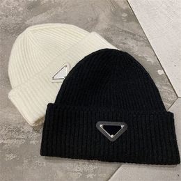 Bonnet de créateur de mode, chapeaux d'hiver pour hommes et femmes, bonnet d'extérieur, tête chaude en cachemire tricoté, casquette classique rétro ajustée, triangle pj019