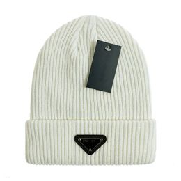 Gorro de diseñador de moda Gorro de punto de invierno de lujo Protección para los oídos cálido Sombrero de moda para exteriores Temperamento Clásico Color sólido Gorro con letras PA08