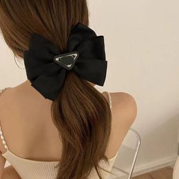 Créateur de mode Triangle en métal noir belles filles pinces à cheveux Barrettes accessoire cheveux arcs fleur pince marque lettre fille tondeuses pour femmes 4 couleurs cadeau