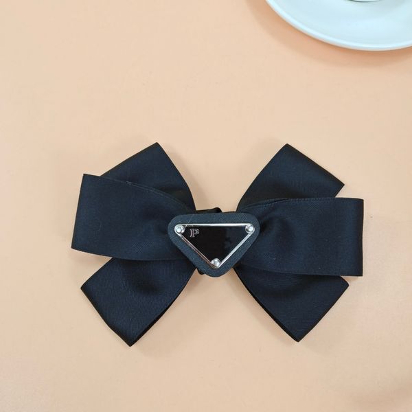 Créateur de mode Black Metal Triangle charmantes filles Clips de cheveux Barrettes accessoires Bows Clip de fleur Lettre de marque Girl Girl Cippers For Women 6Colors Barrette