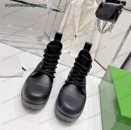 Botas de diseñador de moda impermeable femenina PVC Botas de tobillo Mujeres zapatos de moda Boot de lluvia Y23101215494