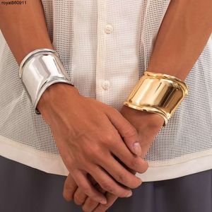 Modeontwerper Armband Persoonlijkheid Geometrische Gouden Gegolfde Manchet Grote Armband Legering Hand Sieraden voor Vrouwen Meisjes Breed Nieuw