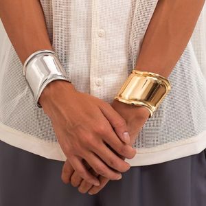 Modeontwerper armband persoonlijkheid geometrische gouden gegolfde manchet grote armband legering handgerechts sieraden voor vrouwen meisjes 6/6 cm breed