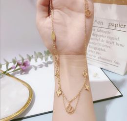 Diseñador de moda Marca Carta Collar colgante Chapado en oro Motivos de cuatro hojas Gama alta Damas Niñas San Valentín Amor Día de la madre Accesorio de joyería de boda