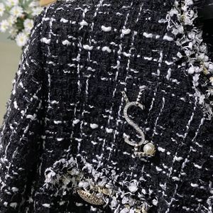 Broche de créateur de mode pour femmes et hommes, broche en diamant de luxe, bijoux en or, broches en perles d'argent, accessoires de robe pour dames, épingles noires pour femmes, accessoires avec boîte