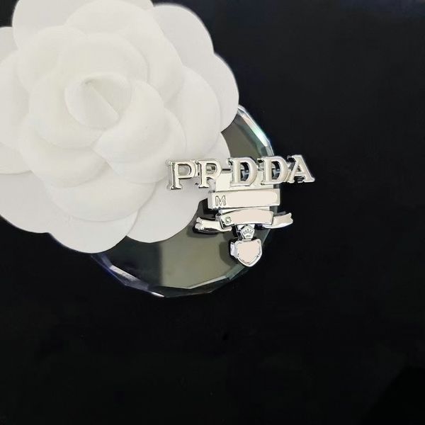 Broche de créateur de mode lettre Triangle broche épingles à revers broches pour femmes Cardigan chemise Badge bijoux de luxe cadeaux