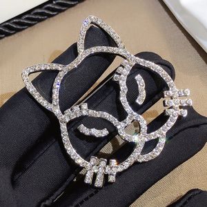 Modeontwerper broche pins Designer sieraden goud zilverte roestvrijstalen merk kledingpen kristal brief parelbruine broche mannen dames bruiloftsfeestje cadeau