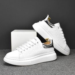 Designer de mode affaires mariage petites chaussures blanches confort respirant anti-odeur hommes baskets été ajustement léger mâle décontracté marche mocassins