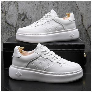 Designer de mode affaires mariage petites chaussures blanches confort respirant anti-odeur hommes baskets été ajustement léger mâle décontracté marche mocassins Y79