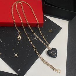 Créateur de mode C-Letter Collier Lever en laiton Pendent Black Heart Bijoux Chureur Chaîne de colliers en cuivre à l'or Gold Gold pour femmes Cadeaux de fête de mariage