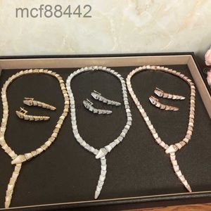 Collection de créateurs de mode Style dîner fête ras du cou collier boucle d'oreille réglage diamant nacre couleur or serpent serpent serpent bijoux S