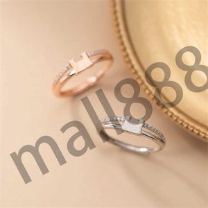 Diseñador de moda Diseño letras anillo hombres y mujeres diamantes Anillos de banda Unisex chapado en oro Hermosa joyería estilo moderno de alta calidad tiene caja