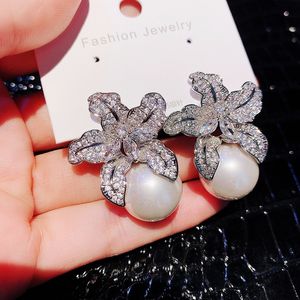 Modeontwerper Diamond Zirconia Flower Sparkle Pearl Stud -oorbellen voor vrouw