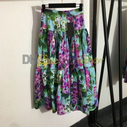 Robe de créateur de mode imprimé floral jupes plissées femmes taille haute jupe vacances d'été jupes florales lettre en métal