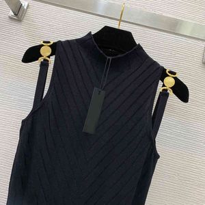 Modeontwerper Early Spring Nieuwe Medusa Metal Accessories Suspender Design Elastische wrap rok gebreide jurk