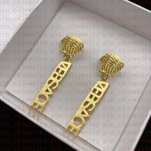 Diseñador de moda Pendientes V Letra Banshee Medusa Head 18K Chapado en oro para mujer VE222