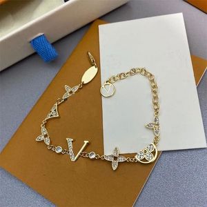 Modeontwerper Elegant Gold en Sier Fashion Women's Letter Pendant Clover Bracelet Wedding Special Design Sieraden Kwaliteit