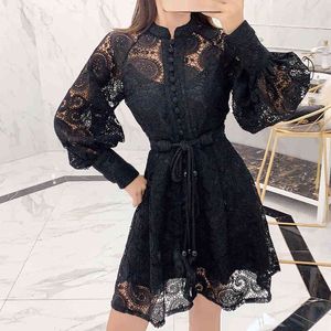 Designer de mode robe de broderie florale automne femmes évider lanterne manches bandage gland noir à lacets Mini robe 210515