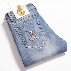 Étiquette de pied de créateur de mode Nouveau jean masculin léger d'été couleur pantalon slim jeans imprimé mode élastique hs8a small fit masculin owpp