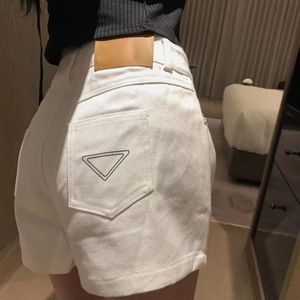 Modeontwerper voor dames zomer outdoor denim shorts met lederen plaquettes wit 24153