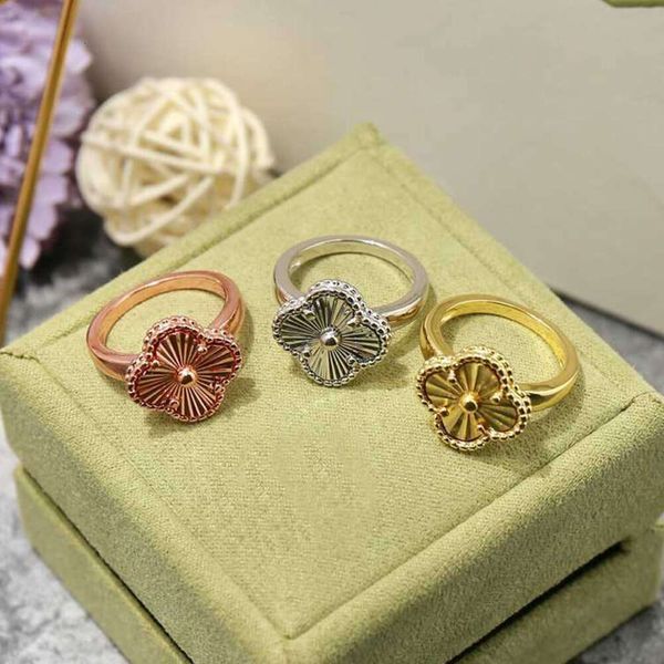 Diseñador de moda Four Clover Ring Natural Shell Gemstone Gold Smed 18K Mujer T0P El más alto contador de alta calidad Classic de lujo Nice Gift For Girlfriend