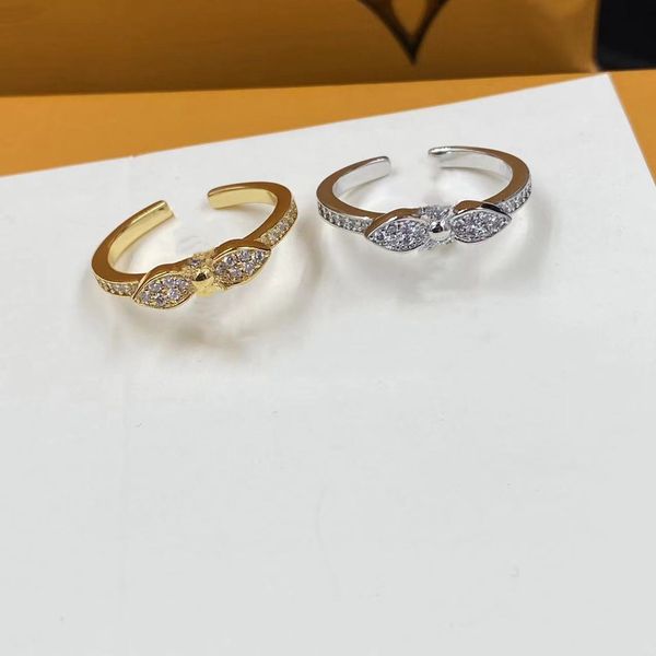 Diseñador de moda diamante completo Anillo de trébol de cuatro hojas mujeres hombres oro plata anillo abierto amantes anillo de compromiso de boda Anillo de compromiso