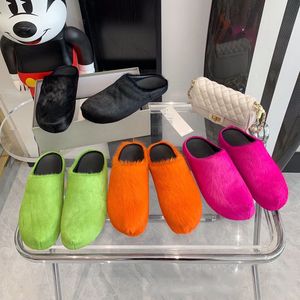 Diseñador de moda zapatillas de pieles de piel hombres y mujeres Tibones redondos para el cabello del cabello femenino negro rosa rojo zapatos zapatos plano media zapatilla de peluche