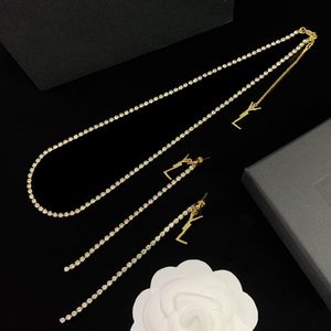 Diseñador de moda Gold and Silver Long Diamond Y Collar Pendientes Conjuntos de cartas Pendientes de arado de aros de arma