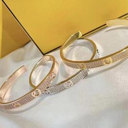 Diseñador de moda Pulsera de oro para hombres Mujeres Diamante completo Letras de oro F Pulseras Regalos Mujeres Pulseras de amor de lujo Joyería