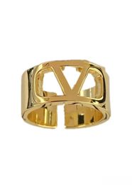 Créateur de mode bijoux en or lettre anneaux fiançailles pour femmes amour bague V marques colliers avec boîte en gros 21100601R123 valentino