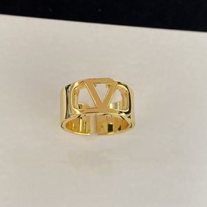 Créateur de mode Gold Jewelry Lettre anneaux Engagements pour les femmes Love Ring V Brands Colliers avec boîte en gros 21100601R123