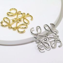 Modeontwerper Gold Letter Hollow Pins Broche sieraden voor damesheren borstborsten Dagelijkse pak feestjurkaccessoires