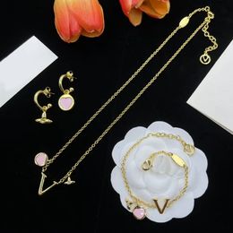 Créateur de mode boucles d'oreilles dorées Bracelet collier marque cadeau bijoux