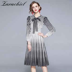 Mode designer gradiënt polka dot jurk zomer dames lange mouw strikje zwart en wit print slank geplooide vestidos 210416