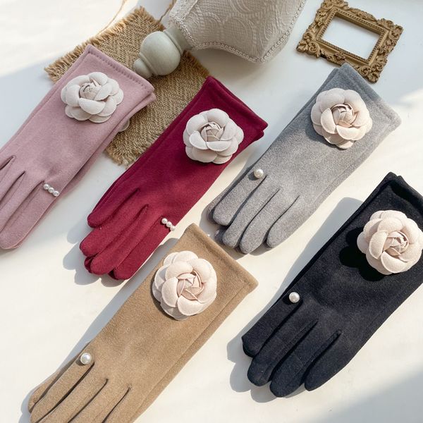 Guantes de dedo divididos de camelia color crema de terciopelo hechos a mano de diseñador de moda, anillos de perlas, guantes hechos a mano de felpa cálidos de otoño e invierno para mujer