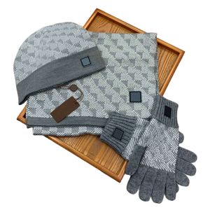 Diseñador de moda Sombreros Guantes Bufandas Conjuntos Beanie Hombres Otoño invierno mantener el calor tejido Clásico a juego guantes a cuadros para mujer bufanda Skull Caps en caja conjunto de 3 piezas