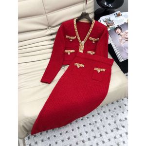 Veste de créateur de mode 2024 strass Botton rouge Midi jupe droite ensemble col en V vêtements de fête pour femmes veste courte femmes élégantes Mini jupe FZ2403041