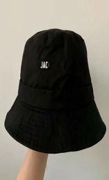 Créateur de mode Jacqu Bucket Hat Caps pour femme homme le Bob Gadjo Couleur solide Chapeaux de métal Logo Logo Wide Brim Hat8531414