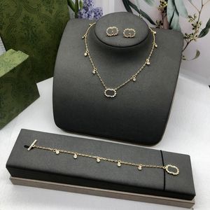Bijoux de créateur de mode Initiales Collier Pendant Chaîne d'oreille Golden Diamond Earge pour femmes Bracelet Pearl Bracelet 2211103D