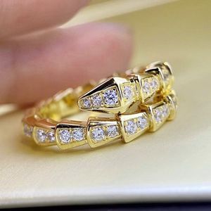 modeontwerper sieraden ring dezelfde ring voor mannen en vrouwen met 18K vergulde diamanten en slangenvormige ontwerpelementen die het dragen, heeft een unieke persoonlijkheid en charme